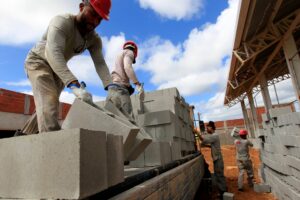 Investir-em-capacitacao-e-uma-das-maneiras-de-melhorar-a-qualidade-das-obras-e-diminuir-custos.-scaled